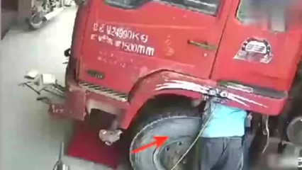 男子以这种方式修理大货车,遇到轮胎爆炸,监控拍下恐怖瞬间!