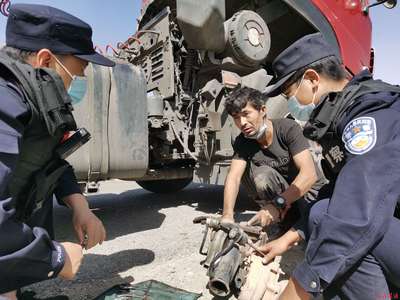 新疆和田喀什塔什边境派出所救助被困人员车辆